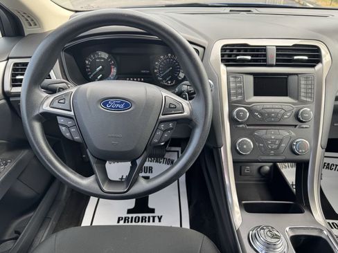 Used 2018 Ford Fusion SE image 11