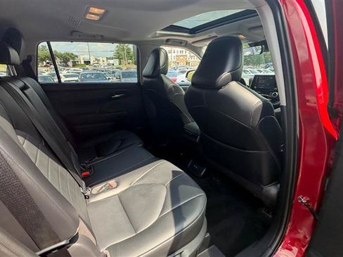 Used 2021 Toyota Highlander XLE AWD/4WD image 20