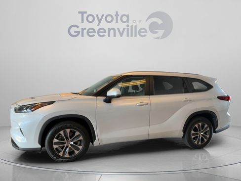 Used 2023 Toyota Highlander XLE FWD image 2