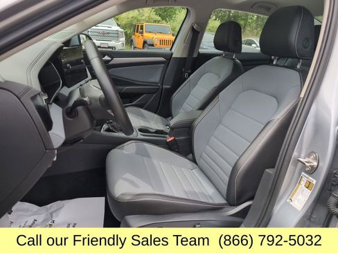 Used 2025 Volkswagen Jetta SE FWD image 11