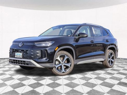 New 2025 Volkswagen Tiguan SE image 2