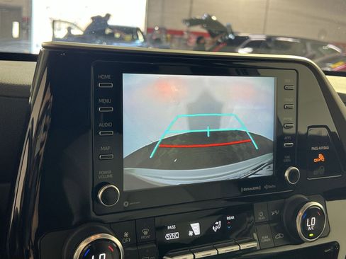 Used 2022 Toyota Highlander LE image 19