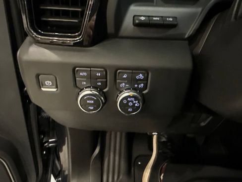 Used 2024 GMC Sierra 3500 AT4 w/ AT4 Premium Plus Package AWD/4WD image 34