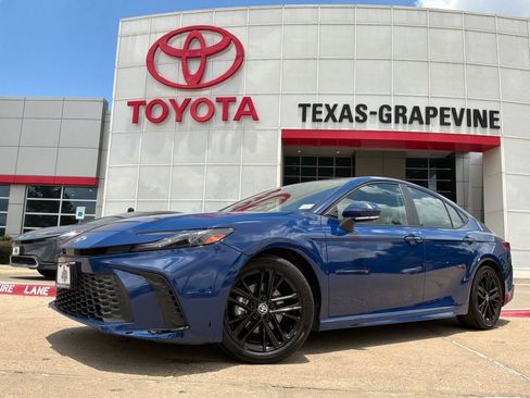 Used 2025 Toyota Camry SE FWD image 2