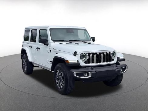 Used 2025 Jeep Wrangler Unlimited Sahara AWD/4WD image 3