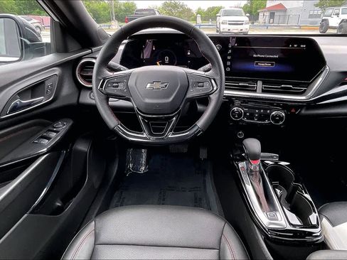 Used 2025 Chevrolet Trax RS w/ Sunroof Package image 6