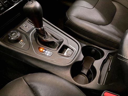 Used 2021 Jeep Cherokee Latitude Lux w/ Sun & Sound Group image 16