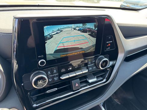 Used 2025 Toyota Highlander LE FWD image 25