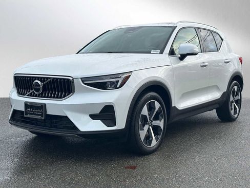 Used 2025 Volvo XC40 B5 Core w/ Climate Package image 7