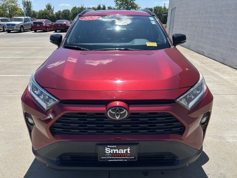 Used 2020 Toyota RAV4 XLE FWD image 2