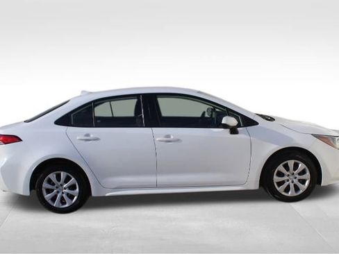 Used 2021 Toyota Corolla LE image 5
