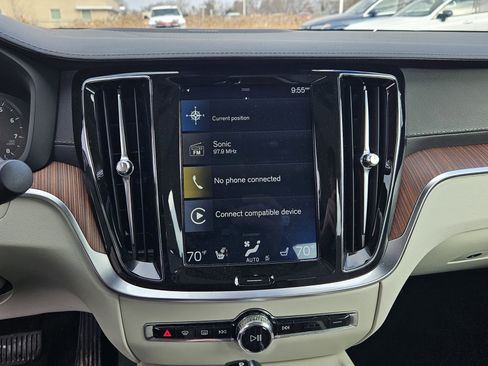 Used 2019 Volvo S60 T5 Inscription image 12