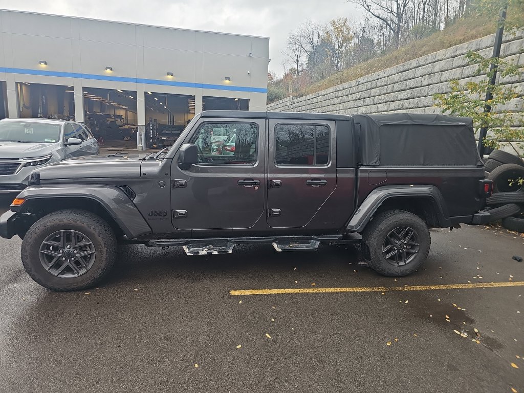 Used 2024 Jeep Gladiator Sport AWD/4WD image 9