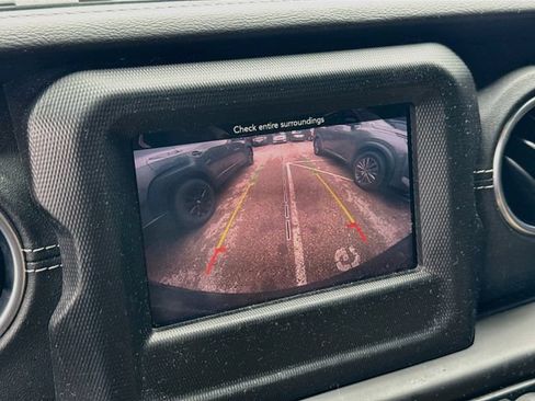 Used 2018 Jeep Wrangler Unlimited Sahara w/ Cold Weather Group AWD/4WD image 13