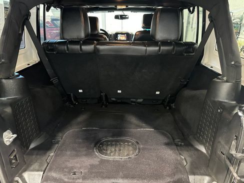 Used 2016 Jeep Wrangler Unlimited Sahara w/ Connectivity Group AWD/4WD image 26