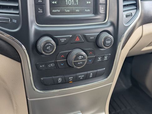 Used 2016 Jeep Grand Cherokee Laredo image 28