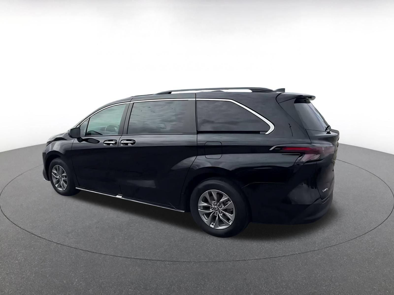 Used 2025 Toyota Sienna XLE FWD image 9