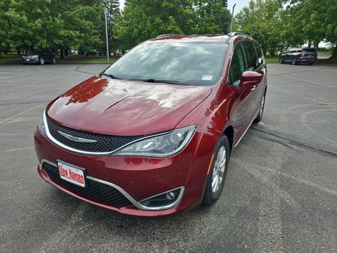 Used 2018 Chrysler Pacifica Touring-L FWD image 2