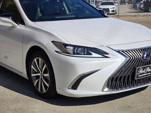 Used 2020 Lexus ES 300h w/ Premium Package image 11