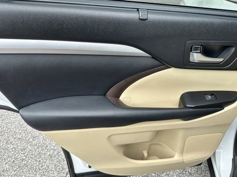Used 2018 Toyota Highlander XLE image 20