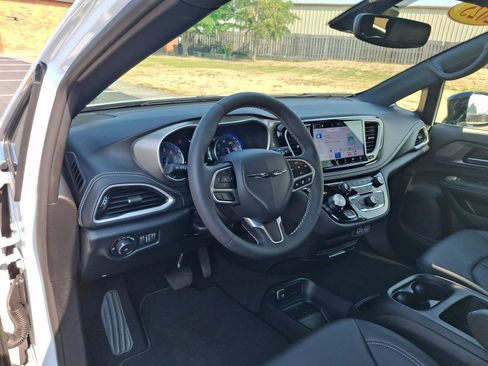 Certified 2025 Chrysler Pacifica Select AWD/4WD image 18