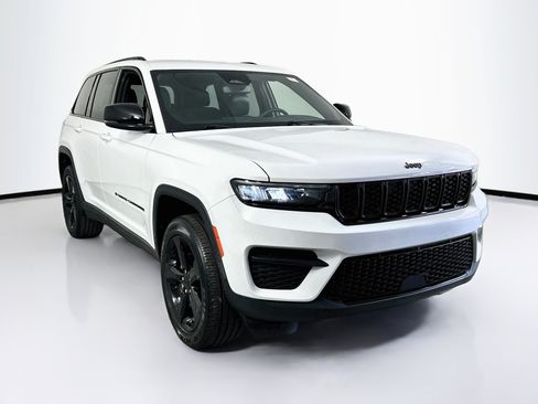 Used 2023 Jeep Grand Cherokee Altitude AWD/4WD image 3