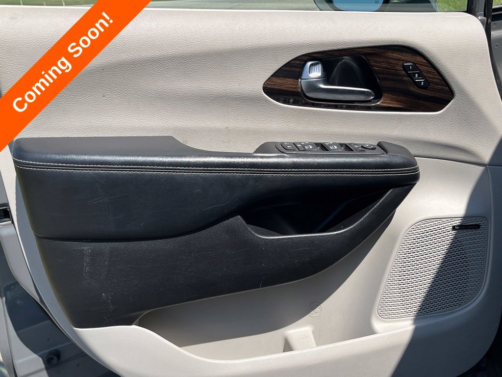 Used 2022 Chrysler Pacifica Limited FWD image 15