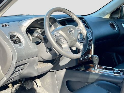 Used 2020 Nissan Pathfinder Platinum image 9