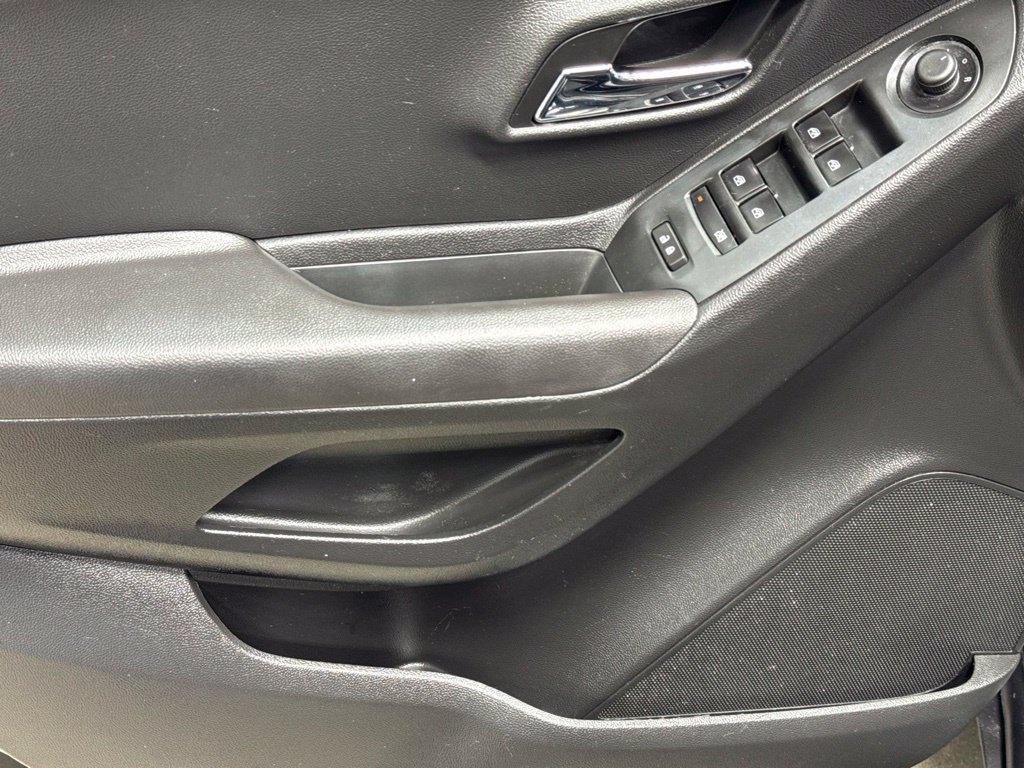 Used 2020 Chevrolet Trax LS w/ Tint and Cruise Package FWD image 8