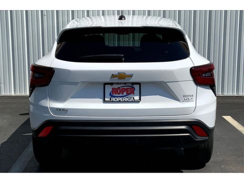 Used 2025 Chevrolet Trax LS image 4