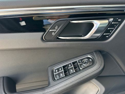 Used 2025 Porsche Macan image 12