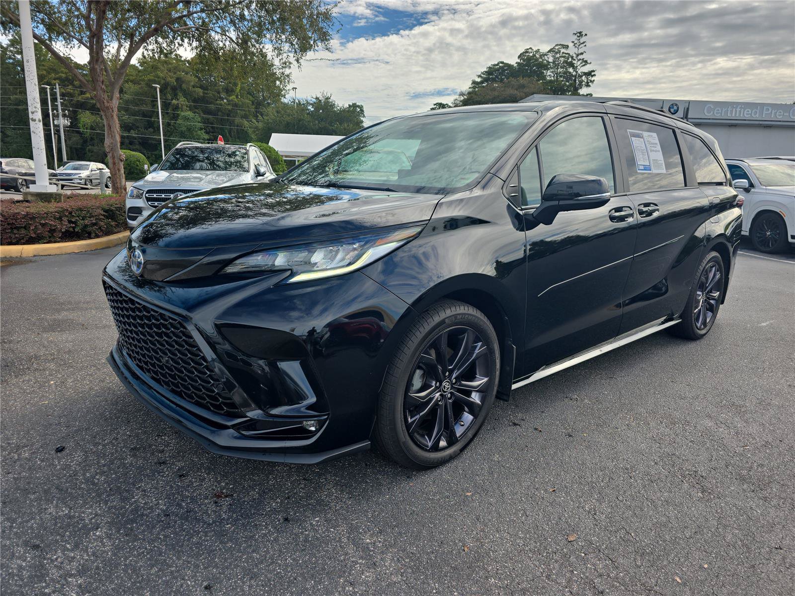 Used 2025 Toyota Sienna XSE w/ XSE Premium Package FWD image 7