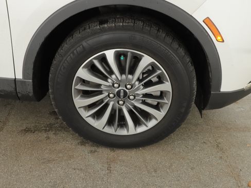 Used 2023 Lincoln Nautilus Reserve FWD image 4