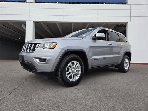Used 2019 Jeep Grand Cherokee Laredo image 2