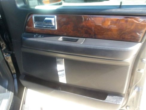 Used 2016 Lincoln Navigator Select RWD image 9