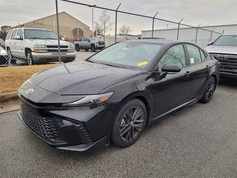 Used 2025 Toyota Camry SE image 2