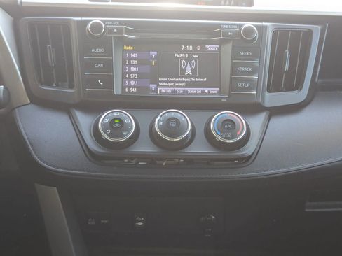 Used 2018 Toyota RAV4 LE FWD image 19