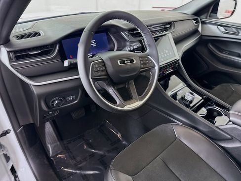 Used 2023 Jeep Grand Cherokee Altitude image 18