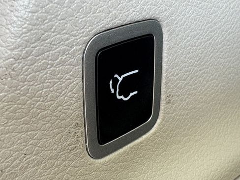 Used 2023 Chrysler Voyager LX FWD image 16