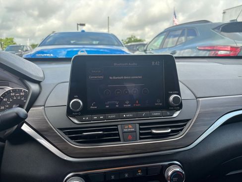 Used 2025 Nissan Altima 2.5 SV FWD image 20