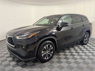 Used 2021 Toyota Highlander XLE FWD video 2