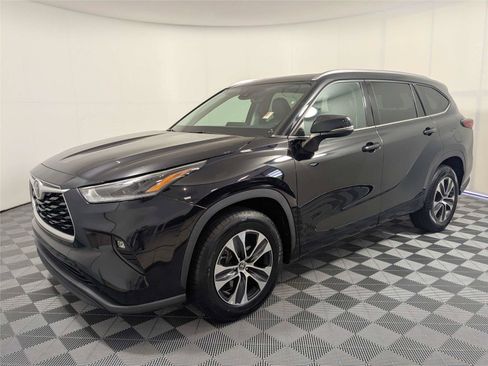 Used 2021 Toyota Highlander XLE FWD image 2