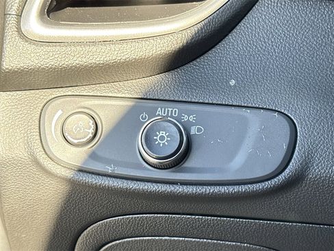 Used 2022 Chevrolet Trax LT w/ LT Convenience Package image 35