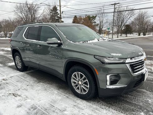 Used 2023 Chevrolet Traverse LT image 1
