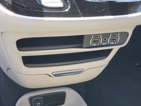 Used 2023 Chrysler Pacifica Touring-L FWD image 23