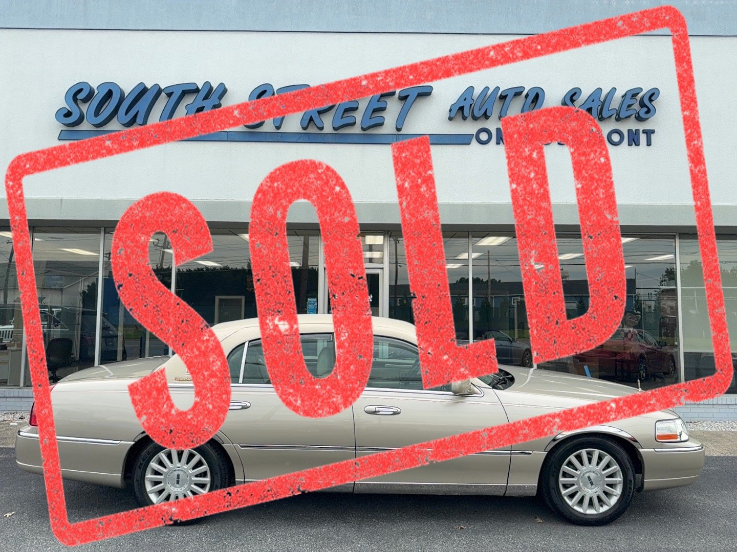 Used 2004 Lincoln Town Car Ultimate RWD image 1