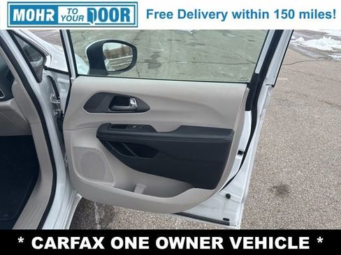 Used 2023 Chrysler Pacifica Touring-L image 18