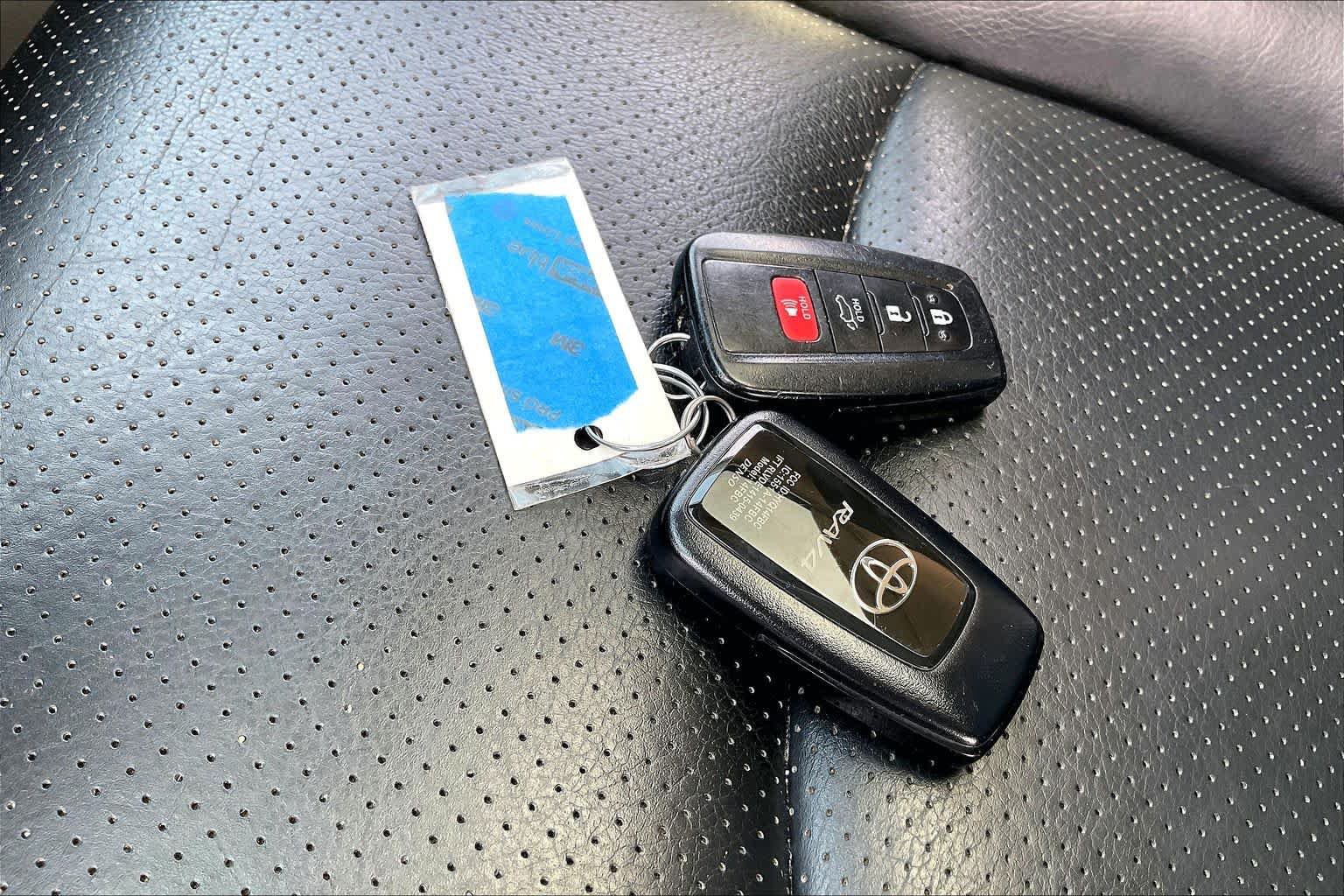 Used 2021 Toyota RAV4 XLE w/ Convenience Package FWD image 11