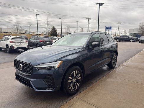 Used 2025 Volvo XC60 B5 Core image 8