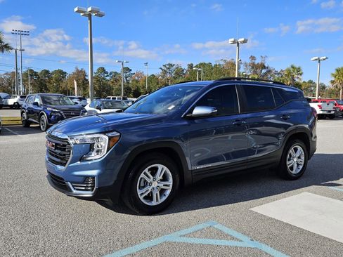 Used 2024 GMC Terrain SLE w/ Driver Convenience Package image 2